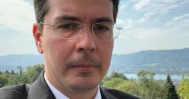 Barueri apura falsificação e uso de documento falso. Elo reprovou o papel e não assinou contrato. Banco do Brasil comunicou o caso às autoridades.