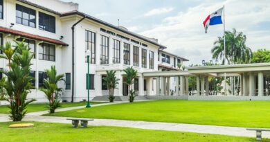 Exterior view of the Biblioteca Presidente Roberto F. Chiari in Panama City with lush green lawn.