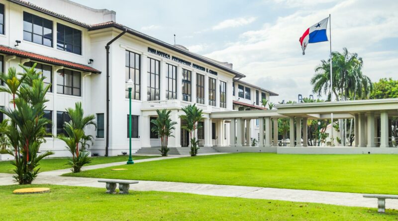 Exterior view of the Biblioteca Presidente Roberto F. Chiari in Panama City with lush green lawn.