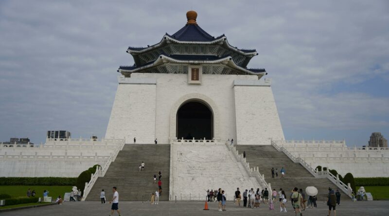 Front view of the iconic Chiang Kai-shek Memorial Hall in Taipei, Taiwan, on a cloudy day.