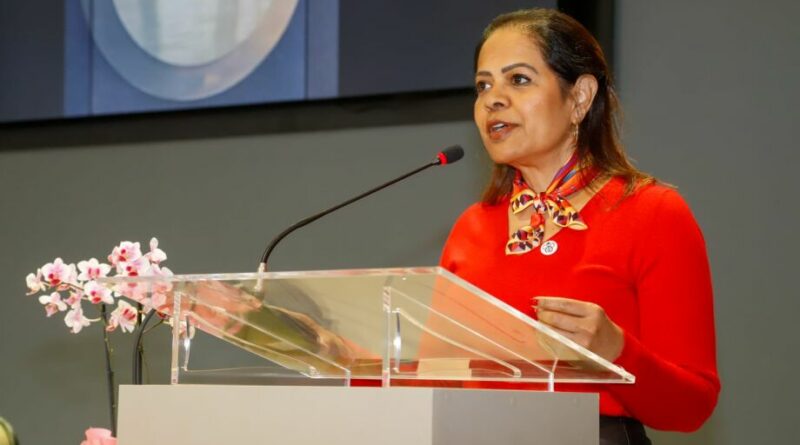 Balança da justiça em frente a um prédio do tribunal, simbolizando a decisão judicial em um caso de corrupção.