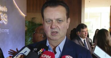 Presidente nacional do PSD, Gilberto Kassab, falando ao microfone durante um evento político em São Paulo.