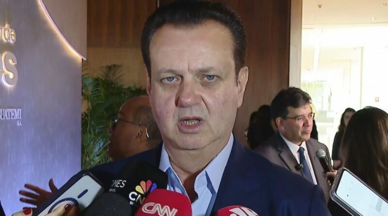 Presidente nacional do PSD, Gilberto Kassab, falando ao microfone durante um evento político em São Paulo.