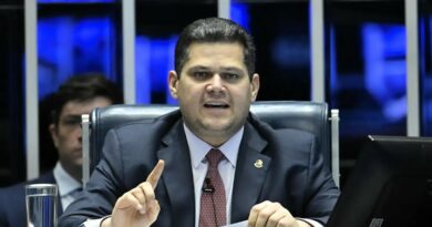 Salão Azul do Senado Federal, com cadeiras vazias e a tribuna ao fundo, simbolizando o local de deliberações legislativas.
