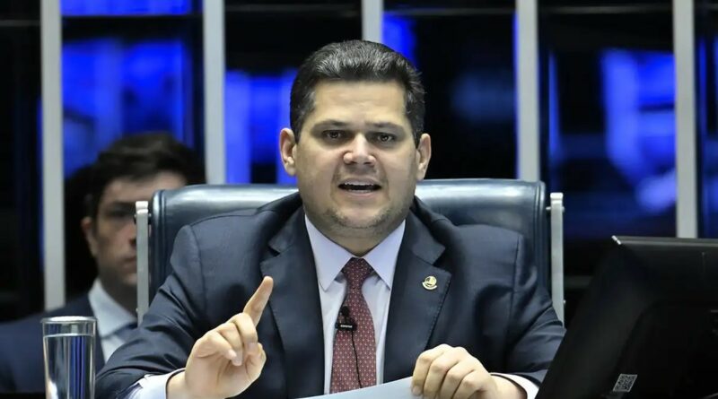 Salão Azul do Senado Federal, com cadeiras vazias e a tribuna ao fundo, simbolizando o local de deliberações legislativas.