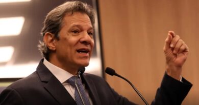 Ministro Fernando Haddad em coletiva de imprensa, anunciando medidas de combate ao crime financeiro.