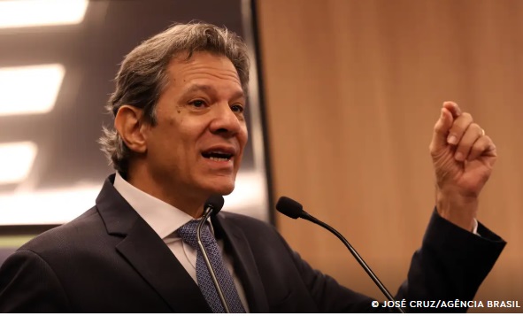 Ministro Fernando Haddad em coletiva de imprensa, anunciando medidas de combate ao crime financeiro.