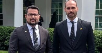 Fachada do Supremo Tribunal Federal (STF) em Brasília, com seus pilares e a rampa de acesso.