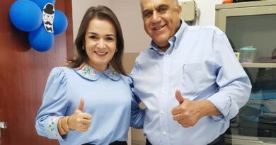 Fachada de uma unidade de saúde em Campo Grande, simbolizando a crise no sistema de saúde.