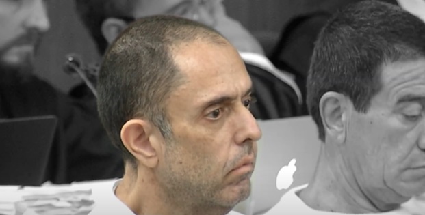 Símbolo da justiça com balança e martelo em frente a um tribunal, representando o sistema judicial