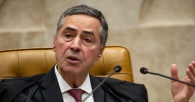 Fachada do Supremo Tribunal Federal em Brasília, com a estátua da Justiça em primeiro plano.