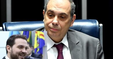 Representação da balança da justiça e algemas, simbolizando decisões judiciais em casos de corrupção.