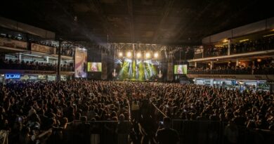 A lively indoor concert with a massive crowd in São Paulo, capturing the essence of live music and entertainment.