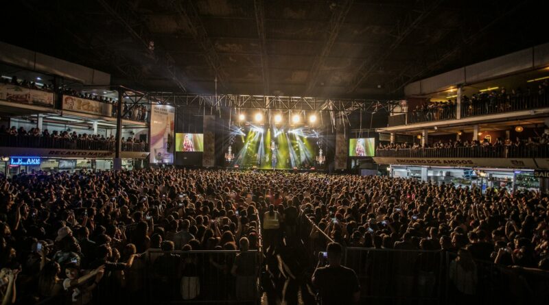 A lively indoor concert with a massive crowd in São Paulo, capturing the essence of live music and entertainment.