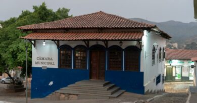 Historic Câmara Municipal building in Sabará, showcasing colonial architecture.