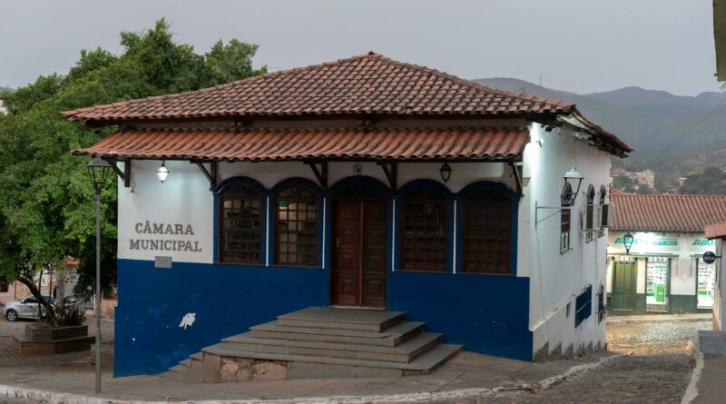 Historic Câmara Municipal building in Sabará, showcasing colonial architecture.