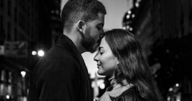 A romantic black and white portrait of a couple in Buenos Aires city streets.
