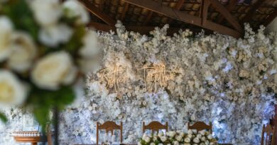 Beautiful rustic wedding setting in Brazil with a floral backdrop and elegant decor.