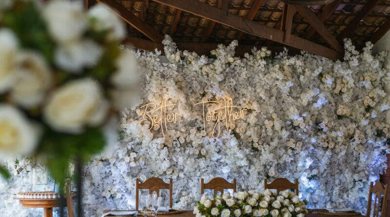 Beautiful rustic wedding setting in Brazil with a floral backdrop and elegant decor.