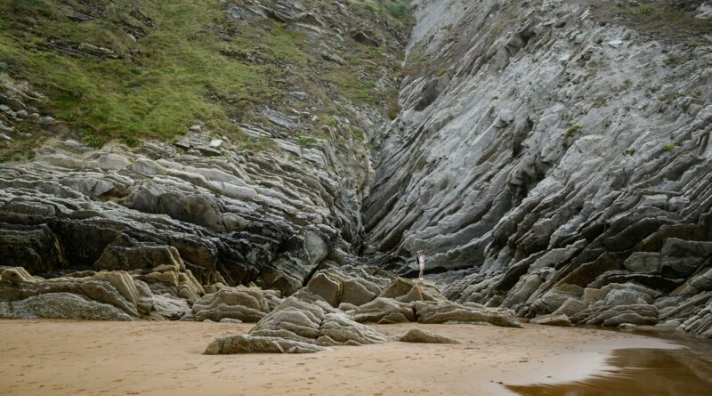 Explore rugged cliffs and sandy beaches of País Vasco, España, showcasing natural beauty.