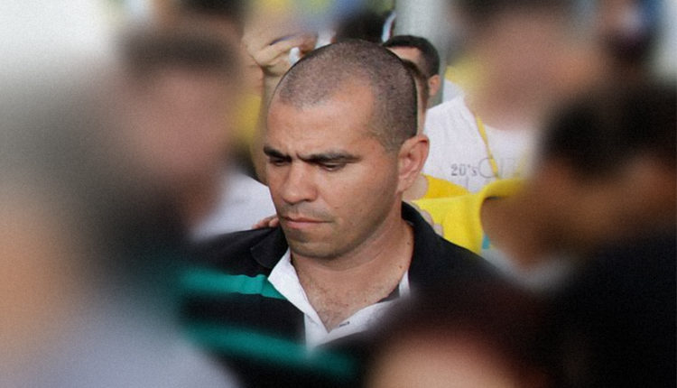 Homem em traje civil, em um contexto de tribunal ou investigação judicial