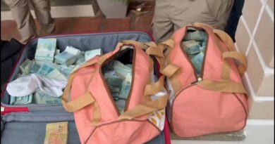 Pilhas de dinheiro em espécie, notas de real, sendo contadas sobre uma mesa após apreensão policial.