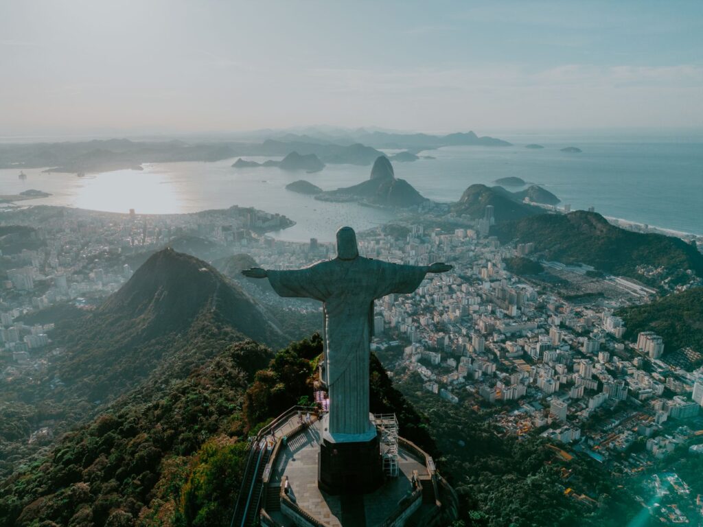 Representação de bandeiras de países do BRICS+ com o mapa-múndi ao fundo, simbolizando a diplomacia e a multipolaridade.