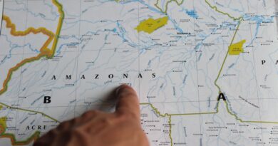 Mapa político do Brasil com elementos que remetem às eleições de 2026 e à polarização