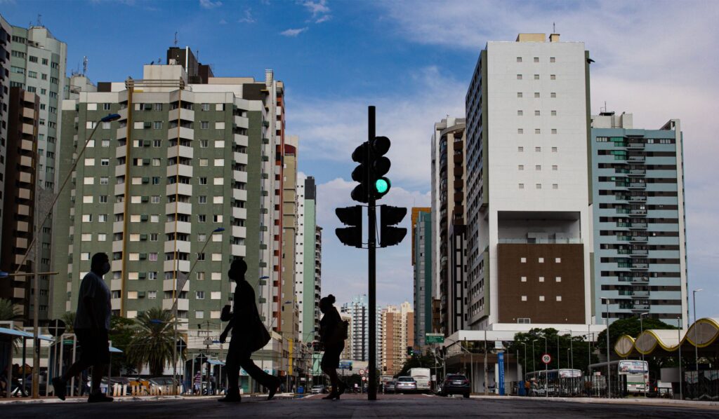 Vista aérea de um prédio governamental ou prefeitura no Brasil, simbolizando a gestão pública e os desafios fiscais de estados e municípios.