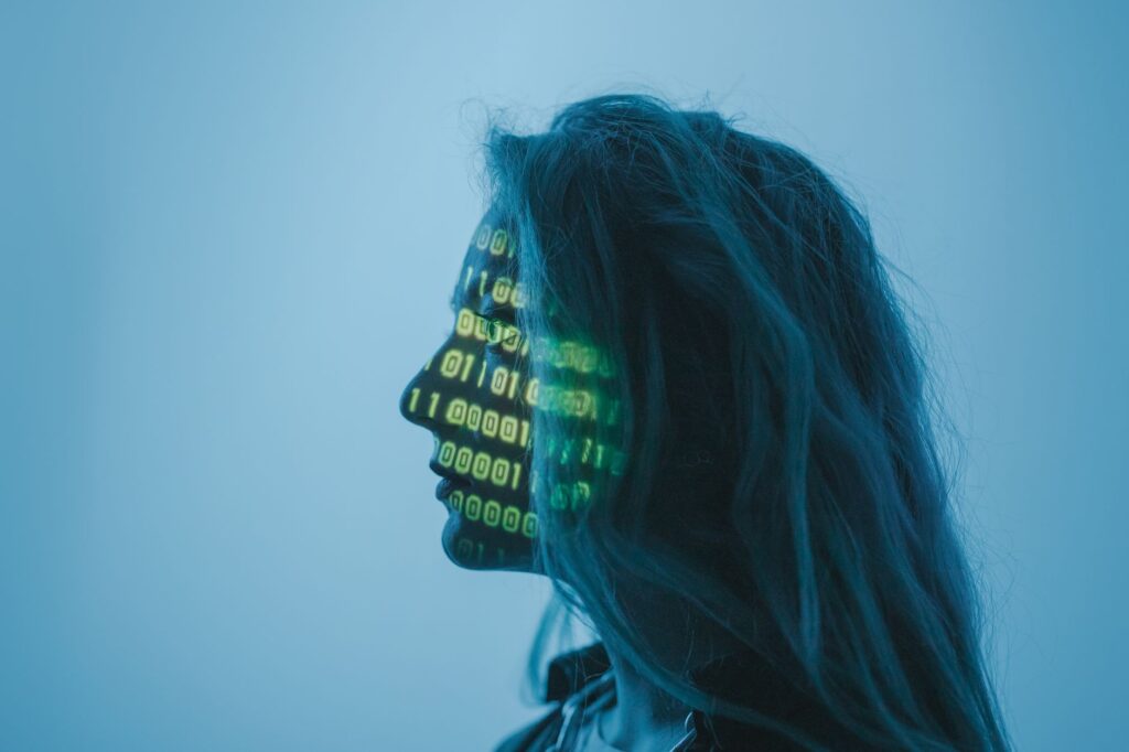 Representação visual da inteligência artificial e digitalização no sistema judiciário brasileiro, com elementos tecnológicos e símbolos da justiça.
