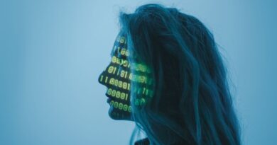 Representação visual da inteligência artificial e digitalização no sistema judiciário brasileiro, com elementos tecnológicos e símbolos da justiça.