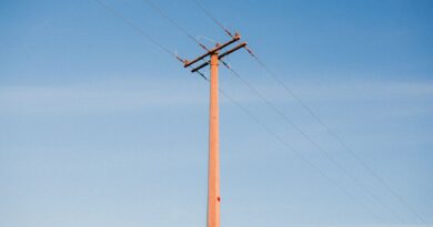 Linhas de transmissão de energia elétrica no Brasil ao pôr do sol, simbolizando a infraestrutura da rede e os desafios futuros