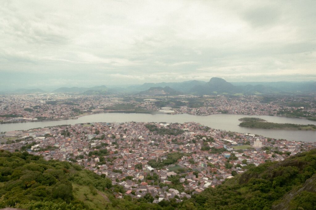 Vista aérea de um complexo penitenciário no Brasil, simbolizando a questão da superlotação e a necessidade de reformas.