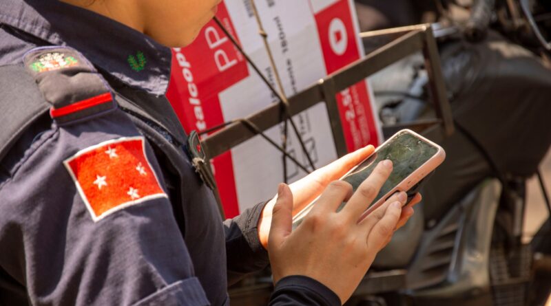 Mãos interagindo com uma interface digital de serviços governamentais, simbolizando a modernização da gestão pública no Brasil.