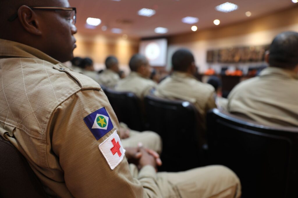 Profissionais de saúde em hospital público do SUS no Brasil, representando os desafios e a dedicação do sistema de saúde.