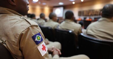 Profissionais de saúde em hospital público do SUS no Brasil, representando os desafios e a dedicação do sistema de saúde.