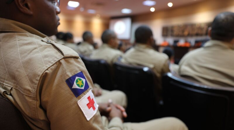 Profissionais de saúde em hospital público do SUS no Brasil, representando os desafios e a dedicação do sistema de saúde.