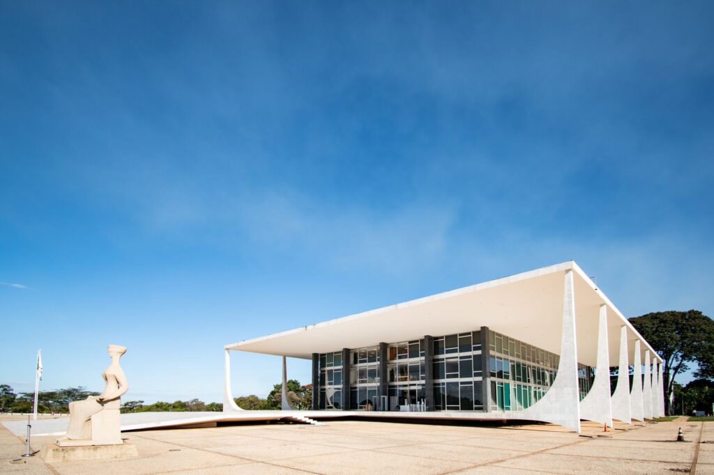 Fachada do Supremo Tribunal Federal em Brasília, com a estátua 'A Justiça' em primeiro plano.