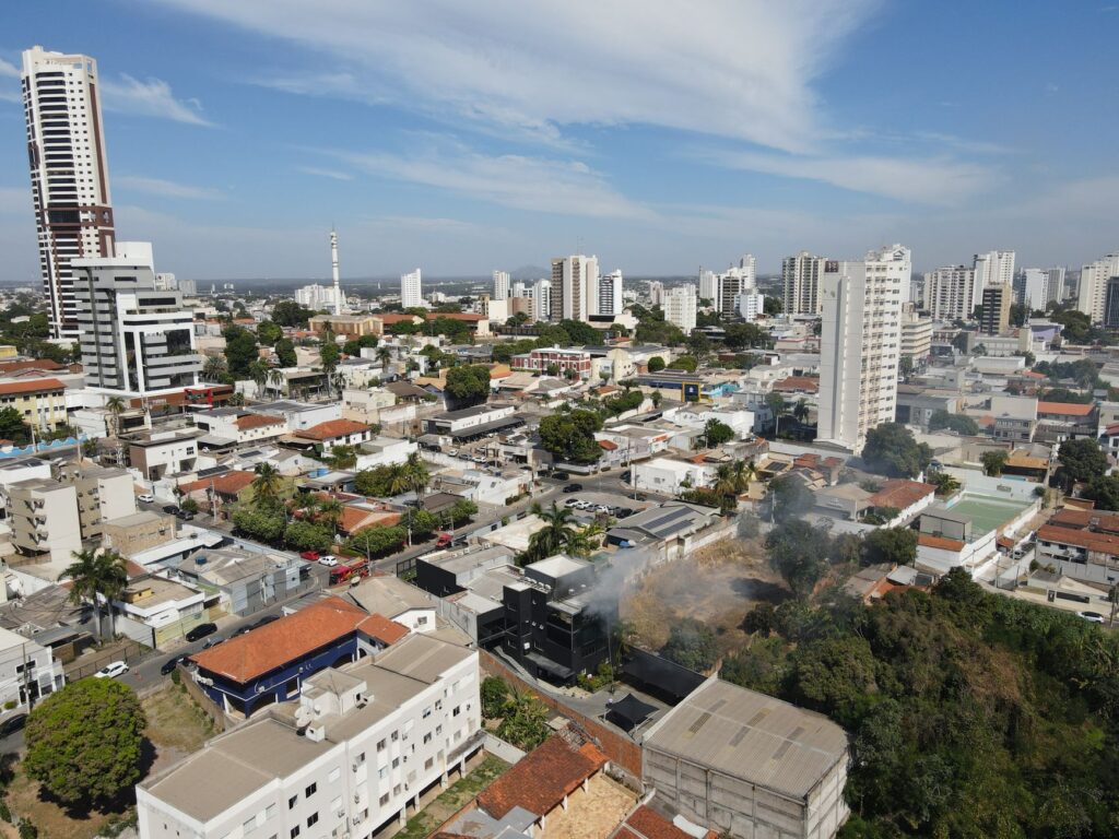 Equipes de resgate buscam por sobreviventes em meio a escombros após terremoto na Venezuela