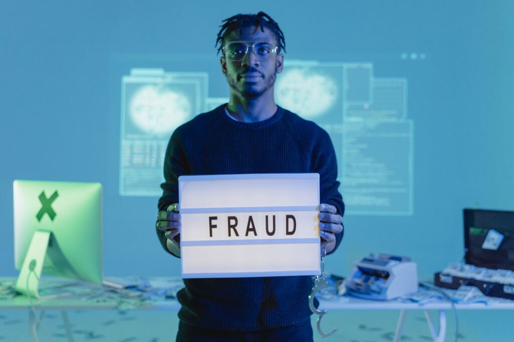 Agentes da Polícia Federal investigam crimes digitais com uso de inteligência artificial.