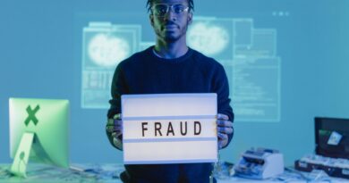 Agentes da Polícia Federal investigam crimes digitais com uso de inteligência artificial.