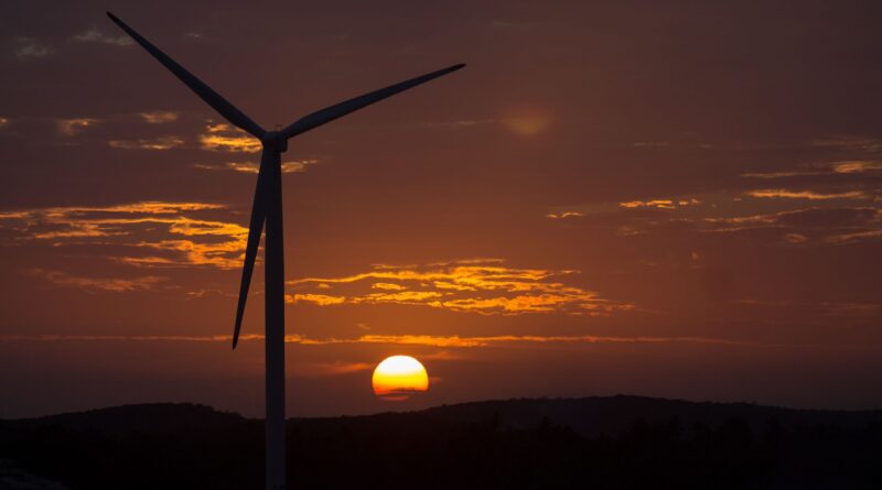 Painéis solares e turbinas eólicas em paisagem brasileira, simbolizando a transição energética.