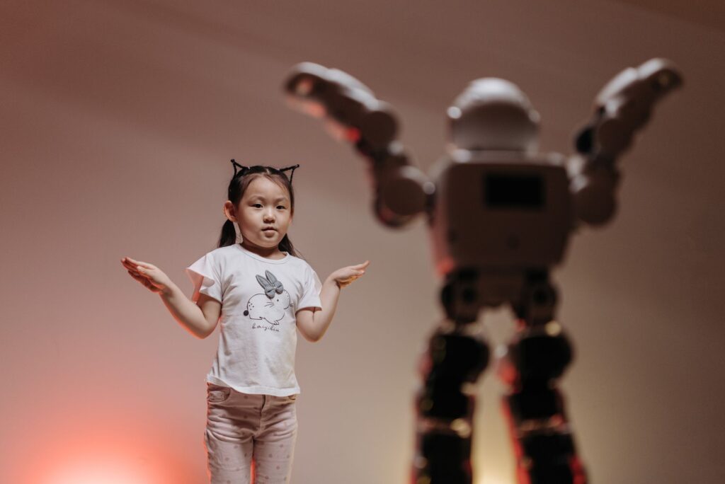 Trabalhadores em um ambiente moderno, com elementos de tecnologia e automação, simbolizando o futuro do trabalho no Brasil.