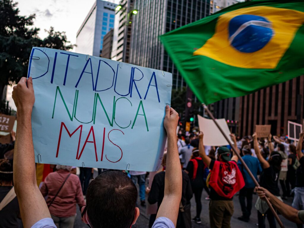 Documentos e gráficos simbolizando a reforma tributária no Brasil com o Congresso Nacional ao fundo.