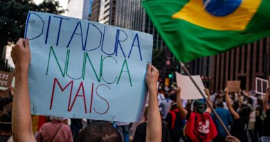 Documentos e gráficos simbolizando a reforma tributária no Brasil com o Congresso Nacional ao fundo.