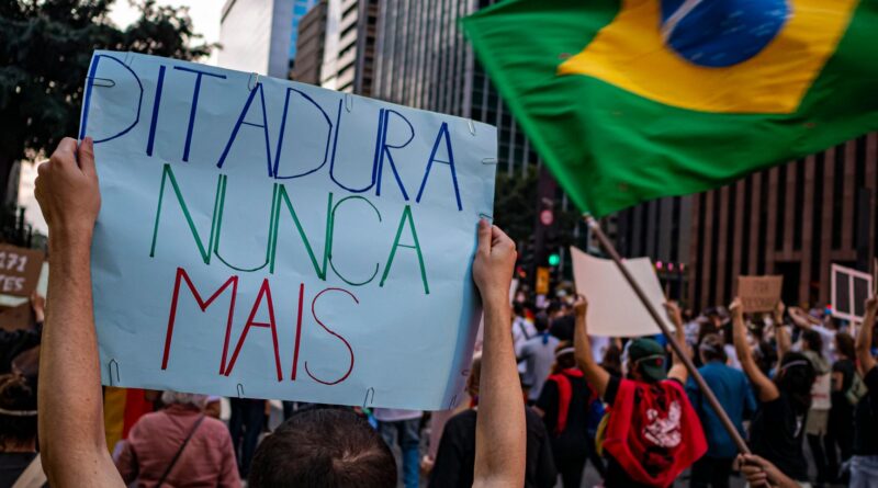 Documentos e gráficos simbolizando a reforma tributária no Brasil com o Congresso Nacional ao fundo.
