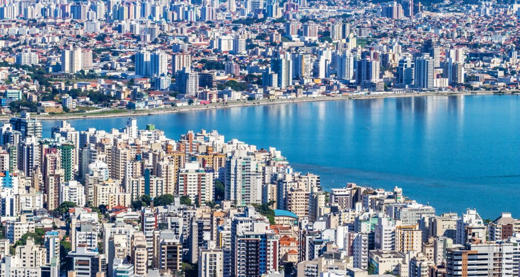 Infraestrutura de gestão hídrica no Brasil, com reservatórios e rios, simbolizando a busca por segurança da água em um cenário de desafios climáticos.