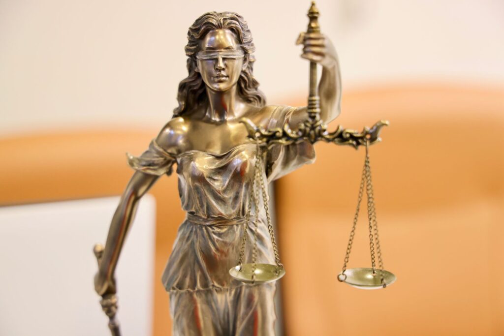 Balança da justiça com símbolos de arbitragem e mediação, representando a busca por celeridade e eficiência no sistema judicial brasileiro.