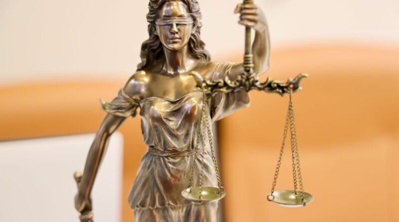 Balança da justiça com símbolos de arbitragem e mediação, representando a busca por celeridade e eficiência no sistema judicial brasileiro.