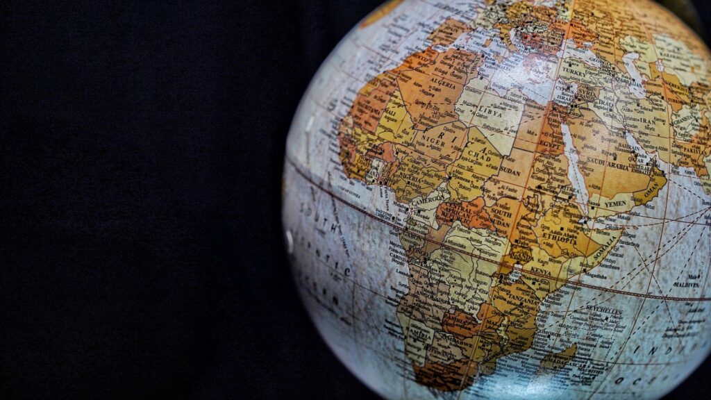 Líderes do BRICS em uma reunião com um mapa-múndi ao fundo, simbolizando a expansão e a influência global do bloco.